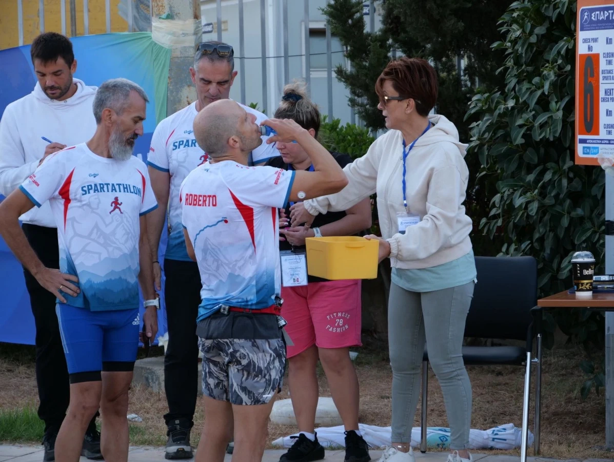 Υποστήριξη δρομέων σε σταθμό ελέγχου του Spartathlon.